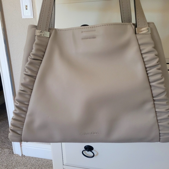 Calvin Klein Pearl Gray Leather Shoulder Bag - Picture 1 of 12